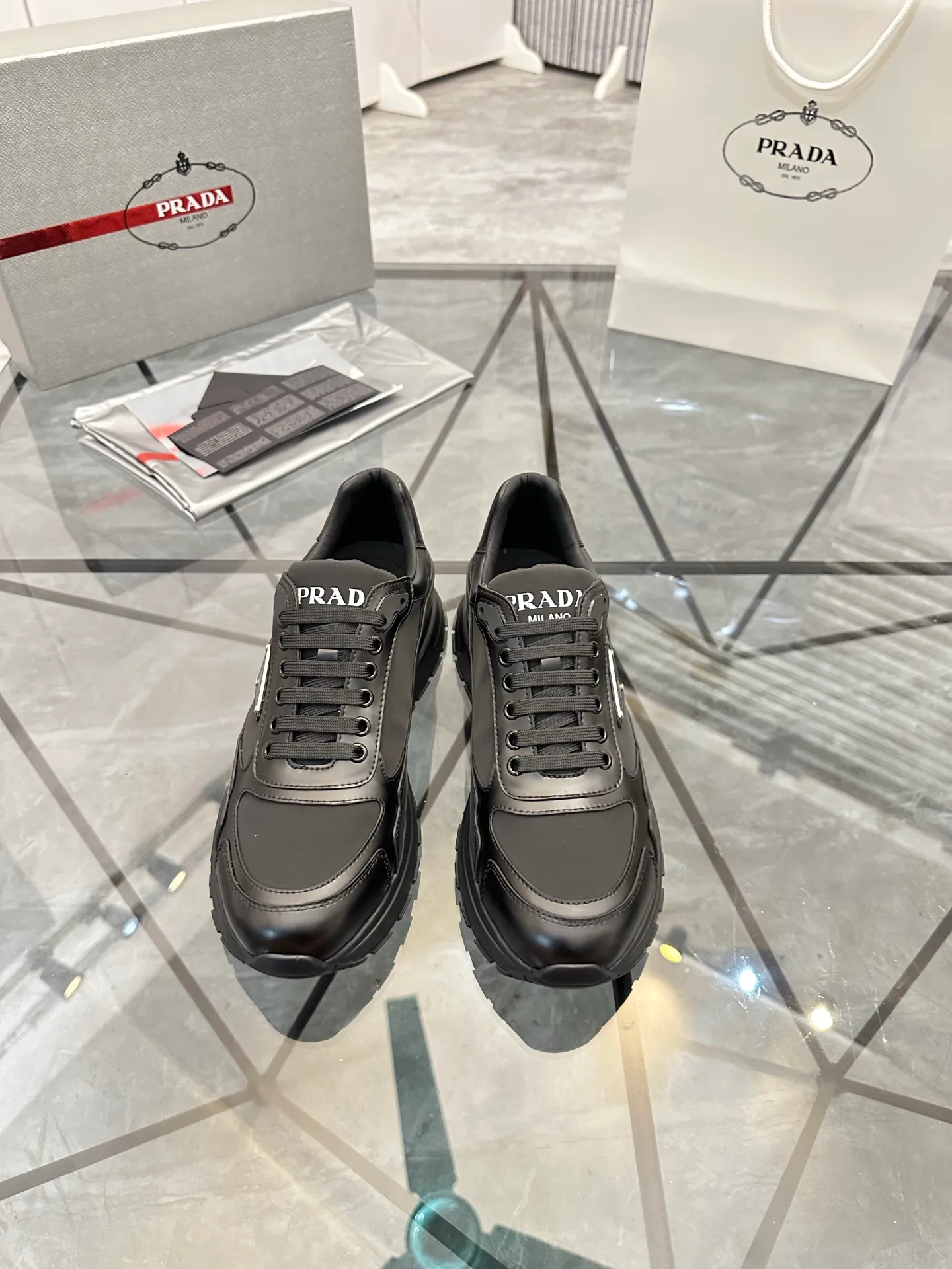 Men's shoes: 💰P580¥ High-end top quality Product trademark: Prada *"Prada*" low-top casual shoes Regular size: 38-45 (can be customized to 46) Product materials: imported first-layer cowhide stitching breathable mesh upper, water-dyed cowhide lining, cowhide foot pads, original ultra-light foam outsole. No.: 001